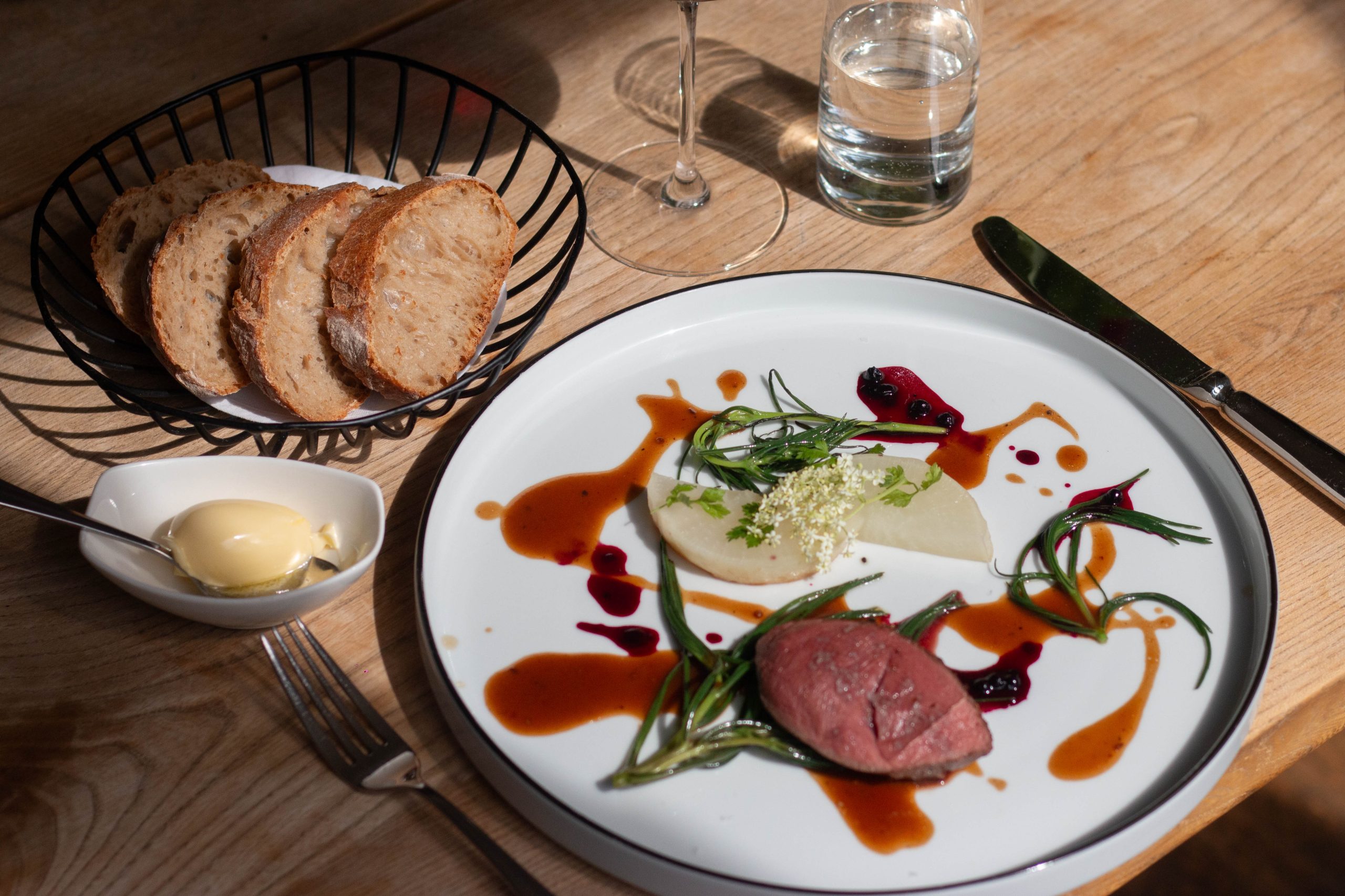 Im Mai und an den Feiertagen präsentiert Küchenchef Roman Artner seine neuesten Frühjahrs-Kreationen.