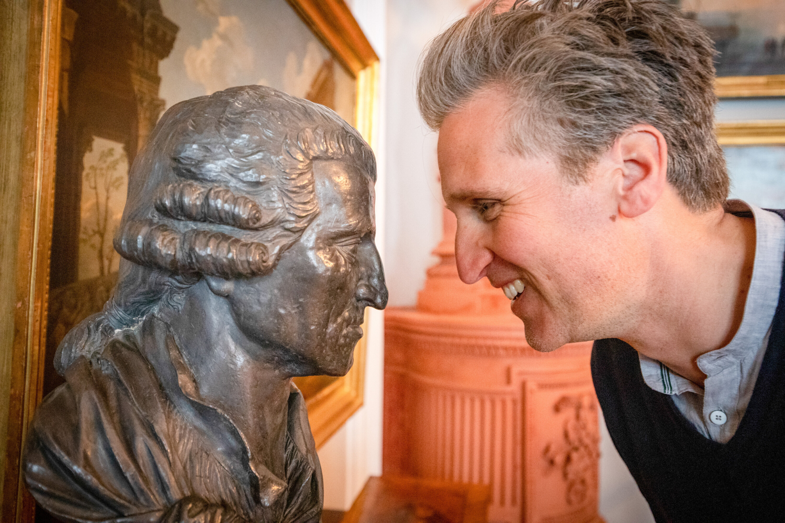 Johann-Philipp Spiegelfeld besucht Österreichische Adelsfamilien in ihren Stammsitzen und zeigt, wie heutzutage in den Schlössern und Burgen gelebt wird.