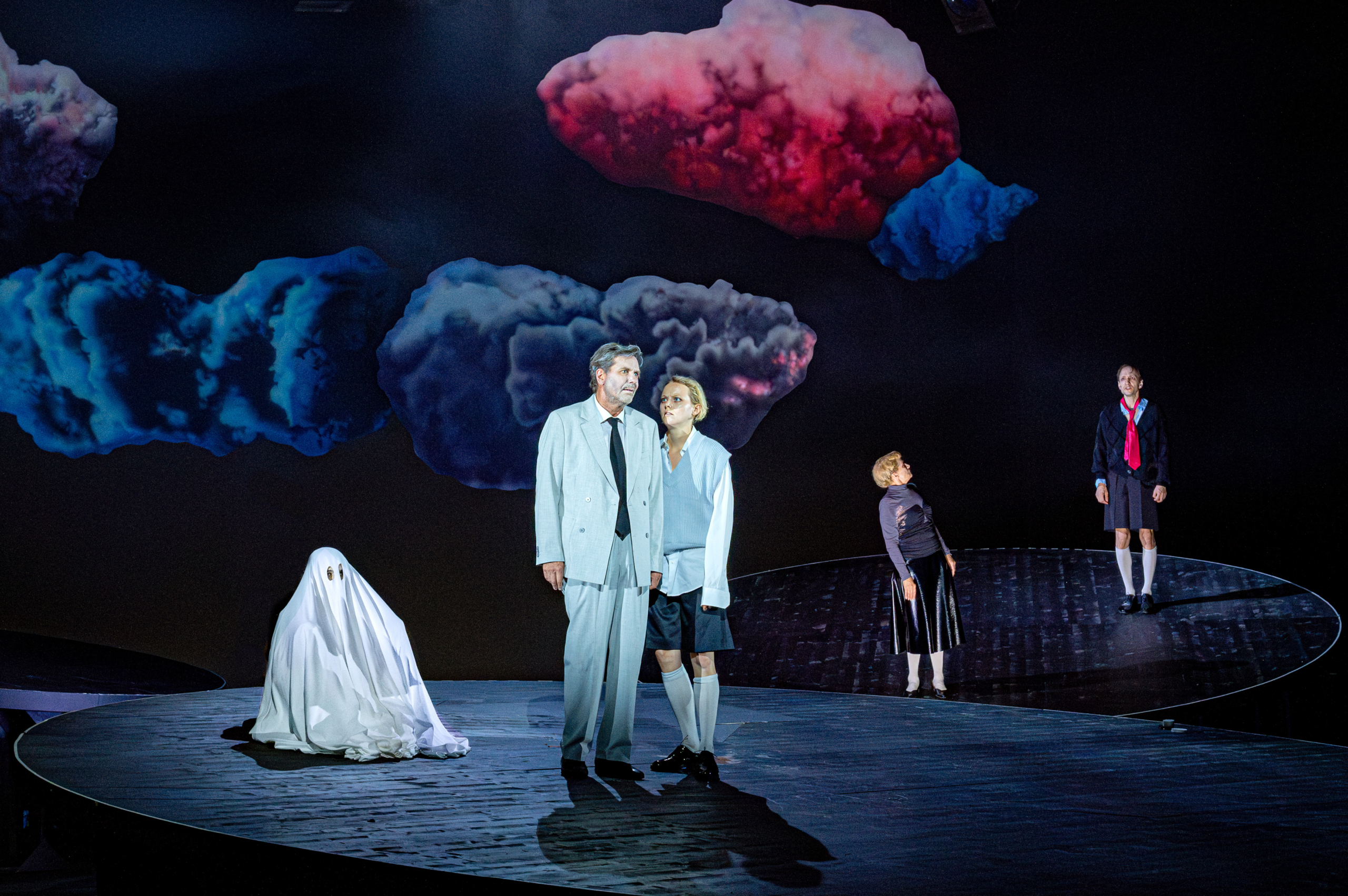 Hamlet ist viele – Saisonstart an der Burg