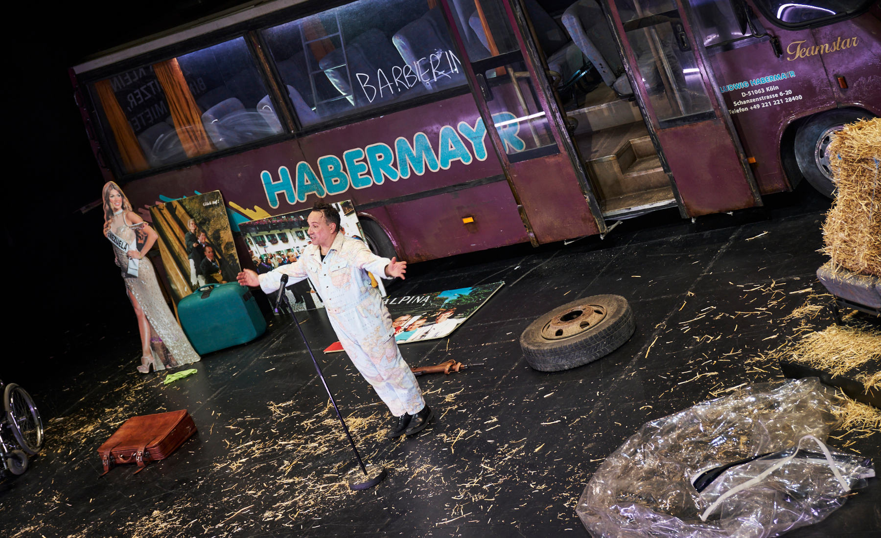 Nazis überall – Stefko Hanushevsky und seine One-Man-Show „Der große Diktator“ im Akademietheater