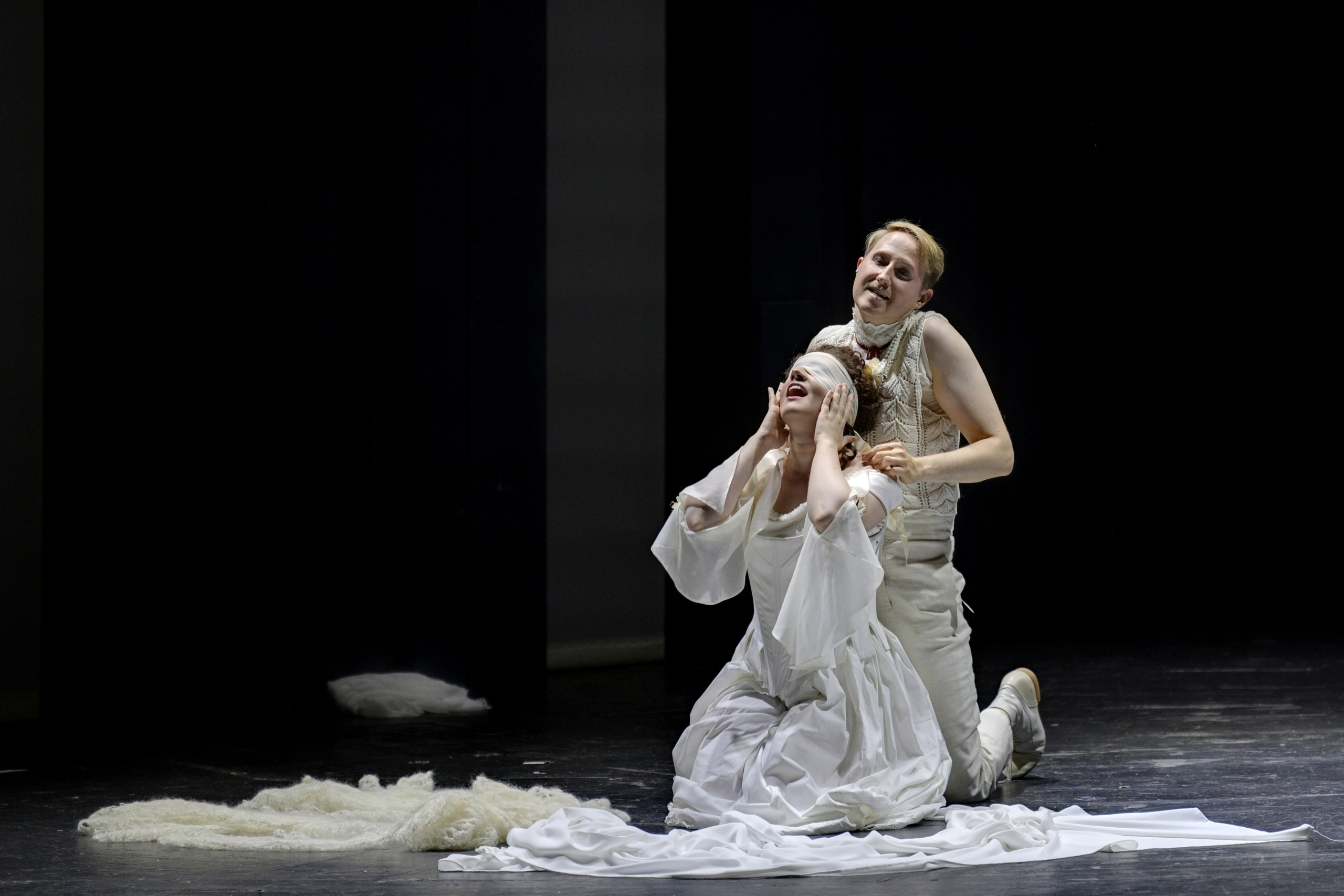 Pascal Dusapins siebte Oper Passion (Aix-en-Provence, 2008) ist ein intensives Drama über die feinen Grenzen des Zwischenmenschlichen. – ©Martin Popelár (NODO)