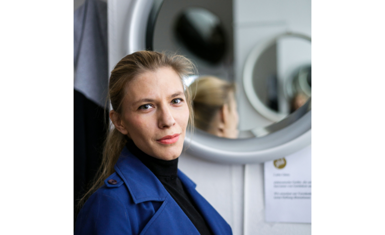 Lisz Hirn wird mit Renate Welsh über unsichtbare Grenzen diskutieren. – ©Arman Rastegar