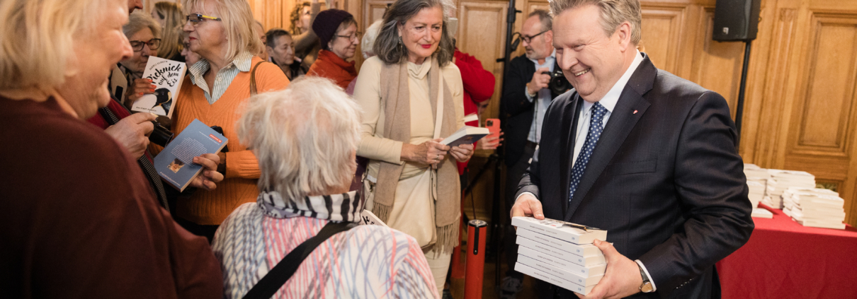 Am Dienstag, dem 19. November, um 11 Uhr, wurde die beliebte Gratisbuch-Aktion „Eine STADT. Ein BUCH.“ feierlich im Wiener Rathaus eröffnet. Bürgermeister Dr. Michael Ludwig und das echo medienhaus begrüßten zahlreiche Leseinteressierte im festlichen Saal beim Nordbuffet, der bis auf den letzten Platz gefüllt war.