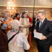 Am Dienstag, dem 19. November, um 11 Uhr, wurde die beliebte Gratisbuch-Aktion „Eine STADT. Ein BUCH.“ feierlich im Wiener Rathaus eröffnet. Bürgermeister Dr. Michael Ludwig und das echo medienhaus begrüßten zahlreiche Leseinteressierte im festlichen Saal beim Nordbuffet, der bis auf den letzten Platz gefüllt war.