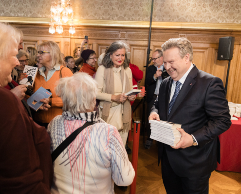 Am Dienstag, dem 19. November, um 11 Uhr, wurde die beliebte Gratisbuch-Aktion „Eine STADT. Ein BUCH.“ feierlich im Wiener Rathaus eröffnet. Bürgermeister Dr. Michael Ludwig und das echo medienhaus begrüßten zahlreiche Leseinteressierte im festlichen Saal beim Nordbuffet, der bis auf den letzten Platz gefüllt war.