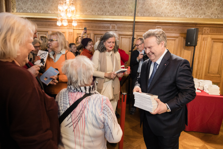 Am Dienstag, dem 19. November, um 11 Uhr, wurde die beliebte Gratisbuch-Aktion „Eine STADT. Ein BUCH.“ feierlich im Wiener Rathaus eröffnet. Bürgermeister Dr. Michael Ludwig und das echo medienhaus begrüßten zahlreiche Leseinteressierte im festlichen Saal beim Nordbuffet, der bis auf den letzten Platz gefüllt war.
