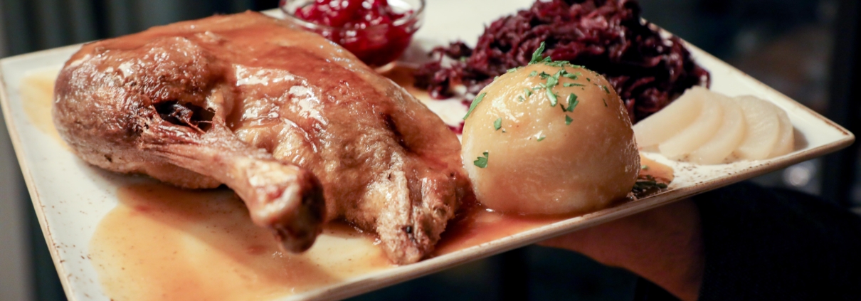 Unter dem Motto „Wild auf Genuss“ lädt die kulinarische Institution der Donaustadt, das Strandcafé an der Alten Donau, zur Verkostung der Herbst-Winterkarte mit knusprigen Gansln, herzhaften Wildschweinbraten, zartem Hirschragout und Zander.