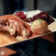 Unter dem Motto „Wild auf Genuss“ lädt die kulinarische Institution der Donaustadt, das Strandcafé an der Alten Donau, zur Verkostung der Herbst-Winterkarte mit knusprigen Gansln, herzhaften Wildschweinbraten, zartem Hirschragout und Zander.