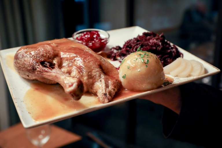 Unter dem Motto „Wild auf Genuss“ lädt die kulinarische Institution der Donaustadt, das Strandcafé an der Alten Donau, zur Verkostung der Herbst-Winterkarte mit knusprigen Gansln, herzhaften Wildschweinbraten, zartem Hirschragout und Zander.