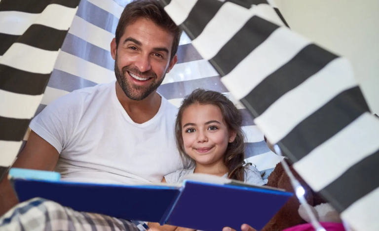 Tausende Menschen lesen jedes Jahr am Österreichischen Vorlesetag vor – egal ob von zuhause aus oder auf einem öffentlichen Platz! | ©iStock by Getty Images