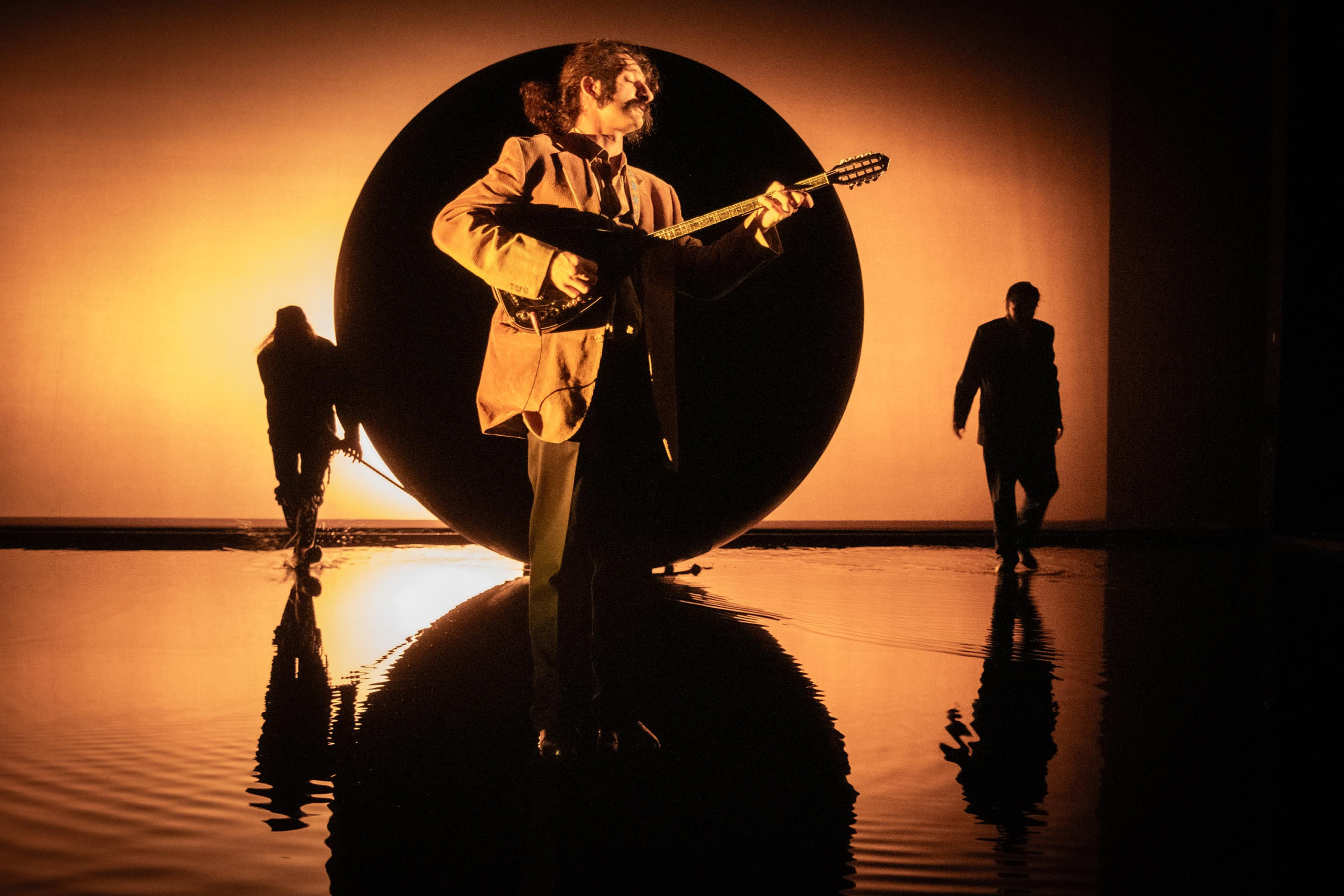 Sehr verfremdet wird auch Paul Dessau gesungen