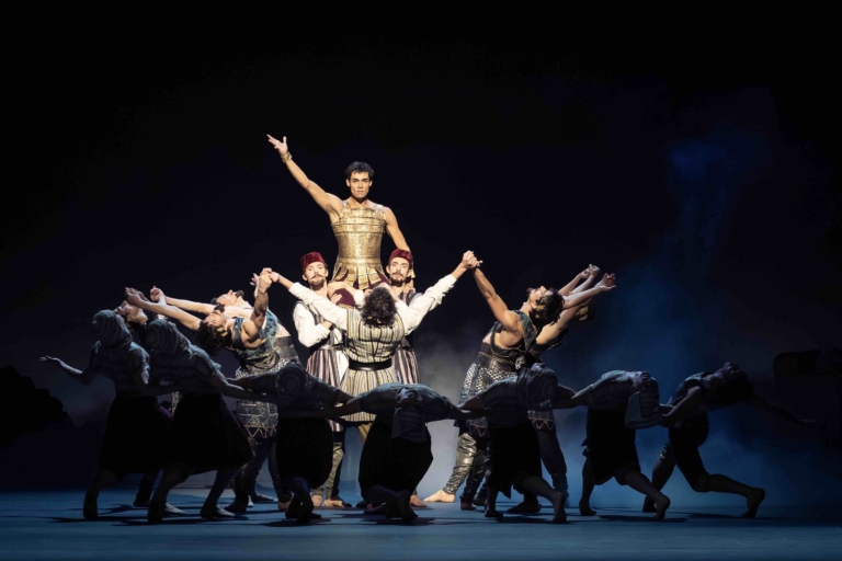 Liebe, Gier und Krieg auf Spitzenschuhen: Ratmanskys Kallirhoe an der Wiener Staatsoper