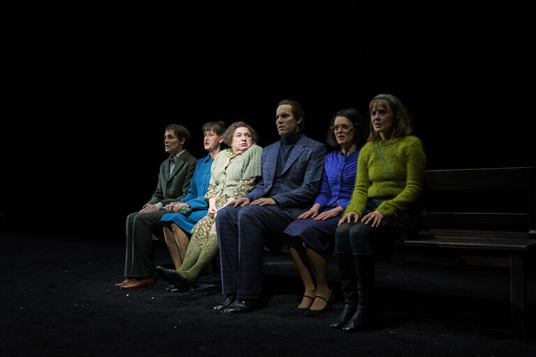 Weihefeier der Literatur – „Der irrende Planet“ bring Prosa von Robert Walser ins Akademietheater