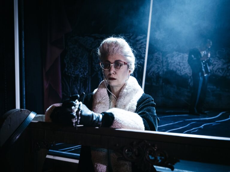 Ein Nobelbezirk versinkt im schwarzen Loch – Ernst Moldens „Döbling Burning“ im Rabenhof