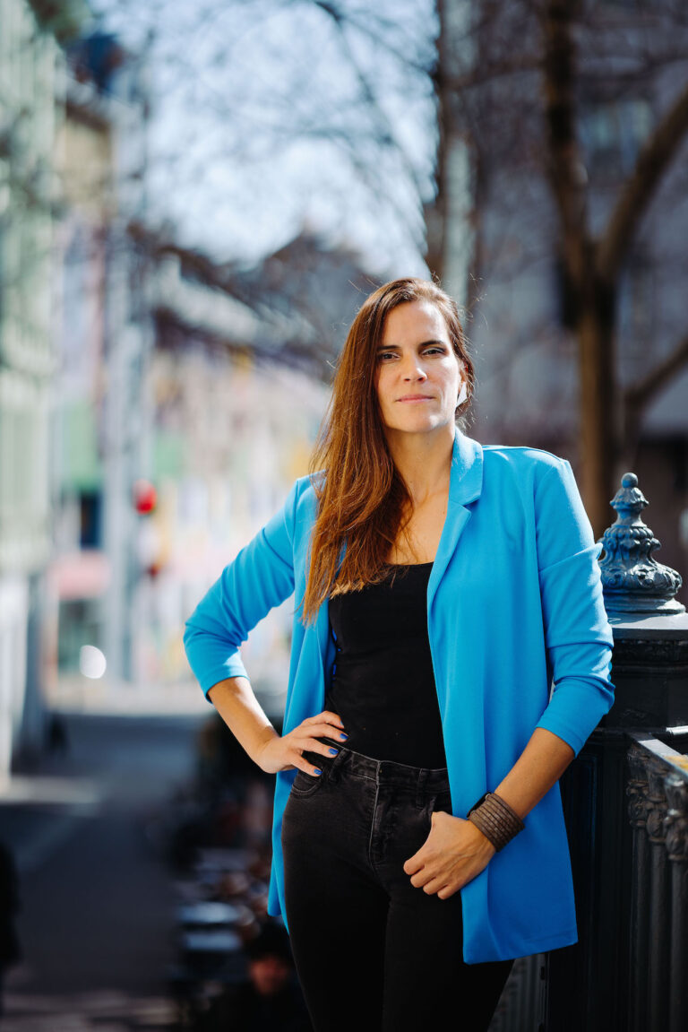 „Wie eine Eidechse ohne Schwanz“ – Interview mit Maja Iskra, die bei „Rund um die Burg“ zu Gast sein wird